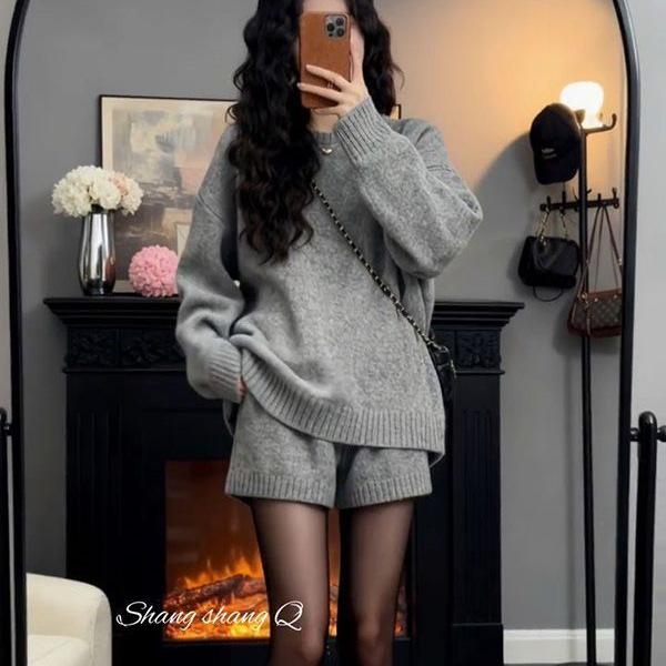 Grauer Freizeit-Pullover und Strick-Shorts-Set im koreanischen Stil für Damen