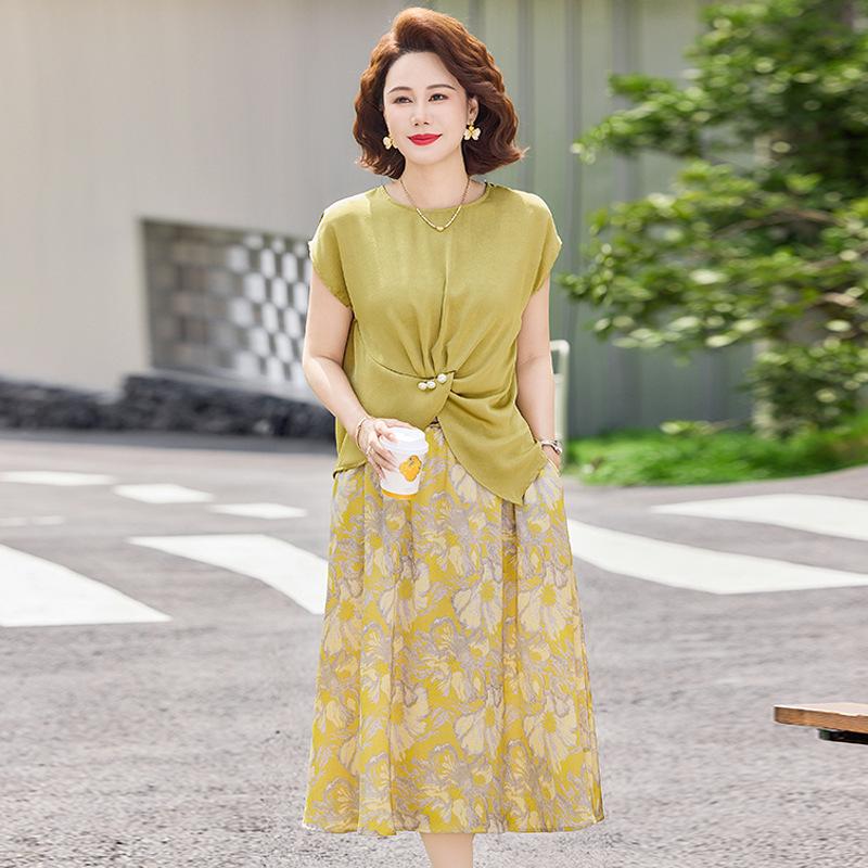 

2026 Mom s Ice Silk Summer Set: Wide-Legged Pants & Short-Sleeved Top for Middle-Aged and Elderly Women 2XL