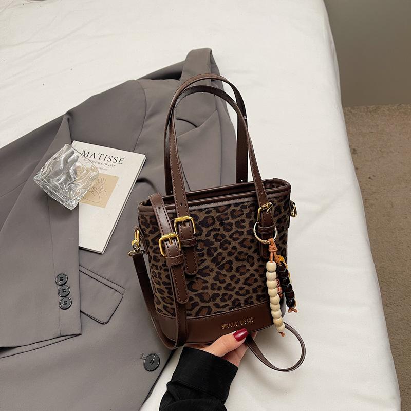 

Fashion hand carrying bucket bag women s 2025 autumn new trendy retro simple shoulder bag casual portable messenger bag no pendant темно-коричневого