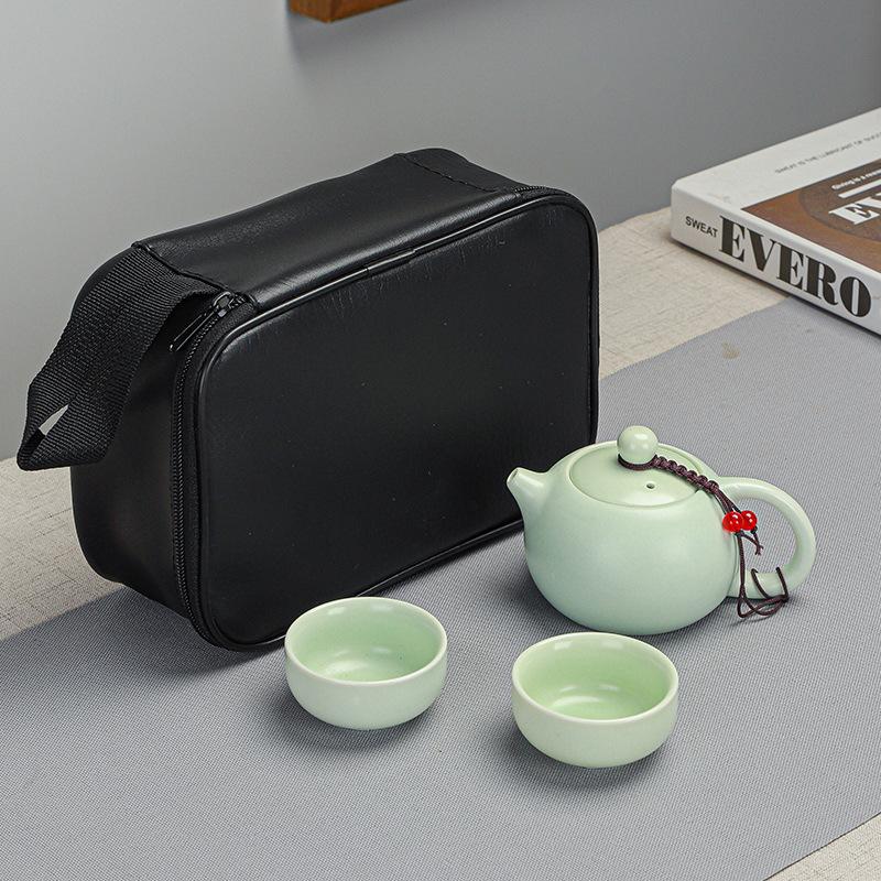 

Удобный дорожный набор для кунг-фу чая, один чайник и четыре чашки, в экспресс-сумке из красной кожи, простая упаковка.