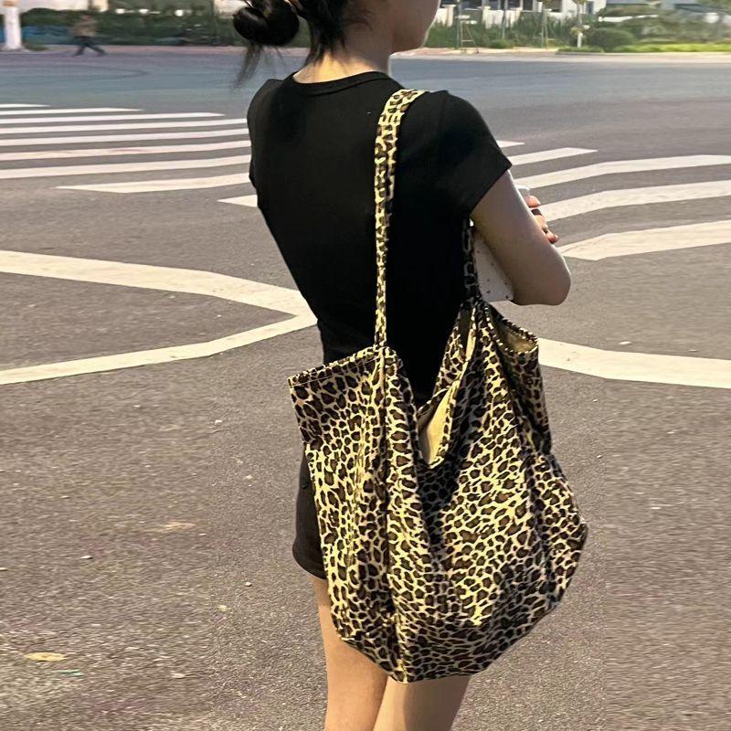 

Korean ins large capacity and high value 2025 leopard print tote new messenger bag lazy and versatile single shoulder fresh and large magnetic buckle seal
