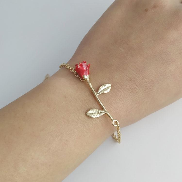 Elegant Red Rose Bracelet - Fashionable, Simple Flower Design for a Sweet Touch