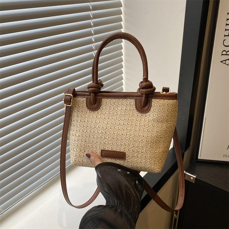 Portable messenger bag, new summer vacation beach wind straw woven bag, beautiful bucket bag, woven bag.