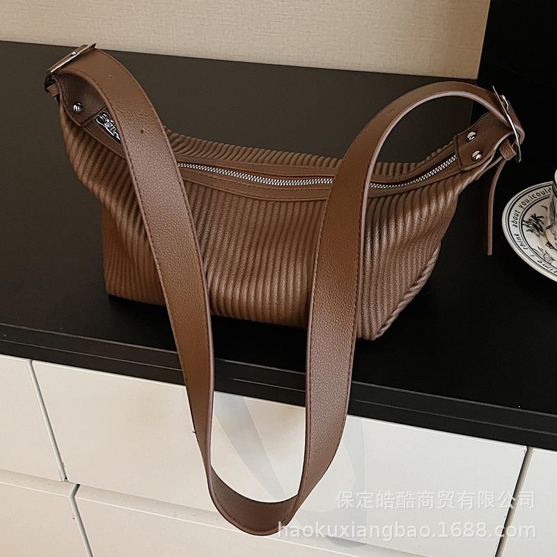 Large capacity bag women's autumn and winter retro 2025 new niche design pleated shoulder bag versatile commuter dumpling bag