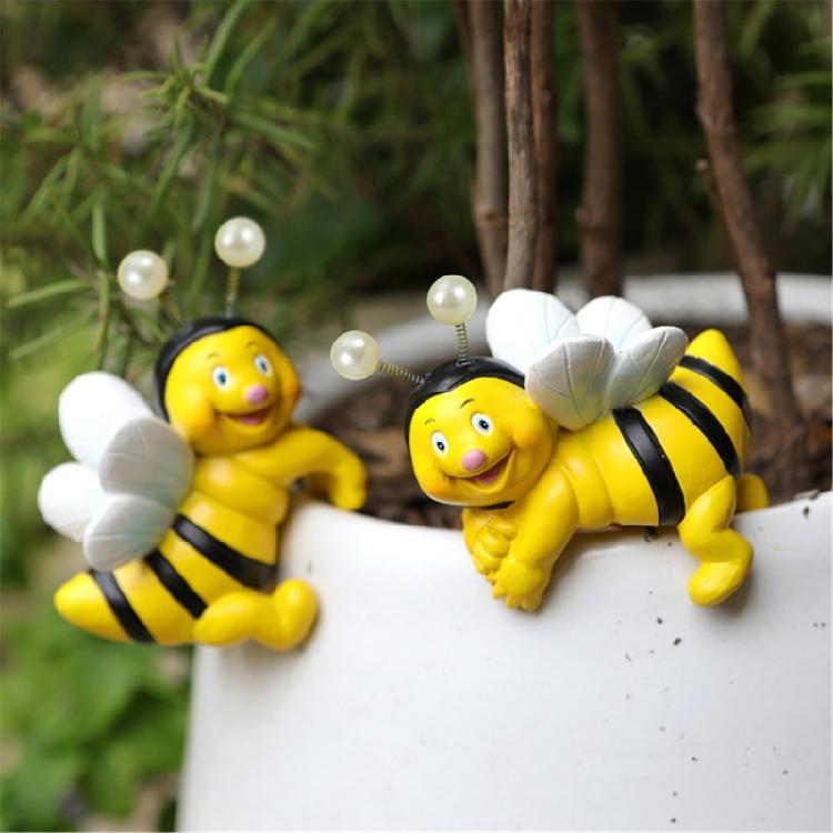 2Pieces Cute Climbing Bees Resin Pot Huggers Figurines for Personalizing Garden Patios Balconies and Home Decoration