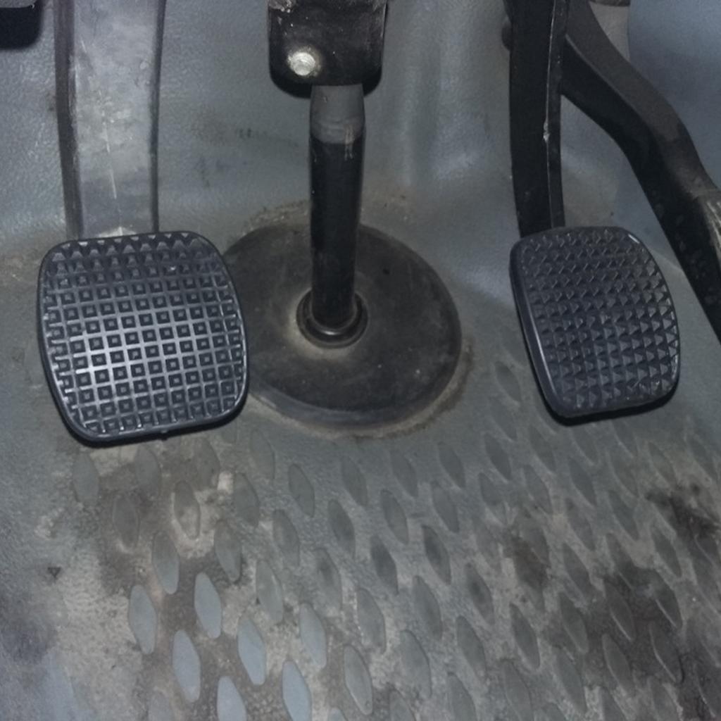 2pcs Clutch Brake Pedal Cover Rubber For Iveco Daily III IV V 2006 2007 2008 2009 2010 2011 2012 2013 2014 Replacement 500342221