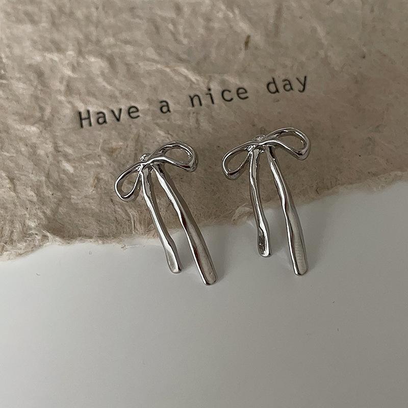 

Cold Wind Bow Metal Stud Earrings Women S Simple Light Luxury Elegant Gentle High-End Personality Versatile Earrings Earrings