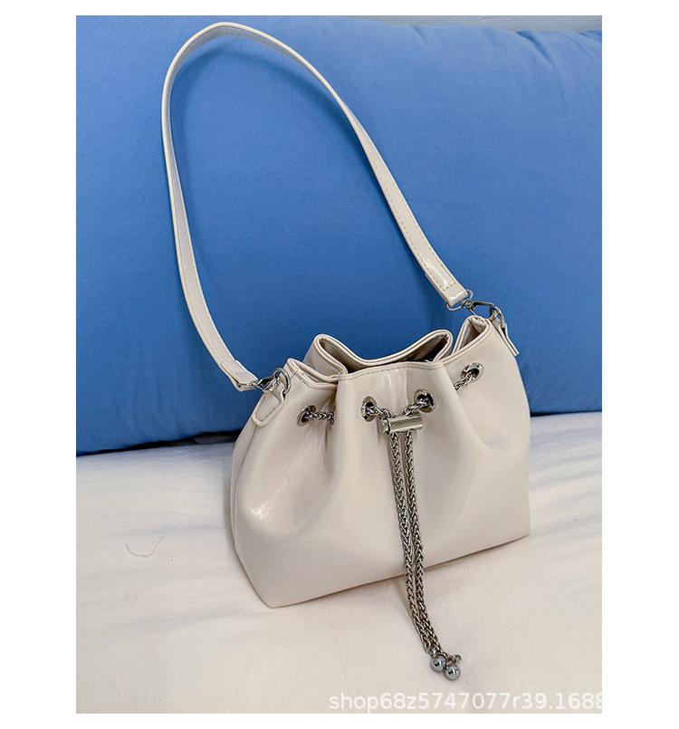 2025 pumping belt new fashionable solid color chain bucket bag simple casual retro large capacity shoulder messenger bag tide