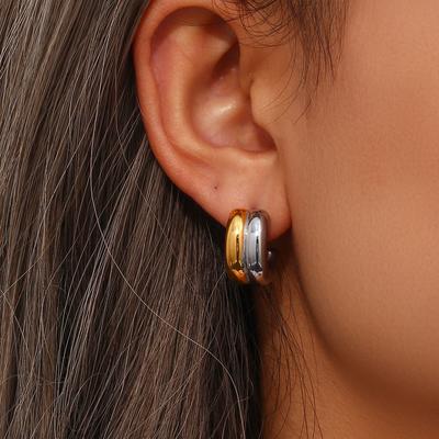 Boucles d'oreilles rondes bicolores dorées à sens avancé de galvanoplastie, boucles d'oreilles personnalisées de luxe léger