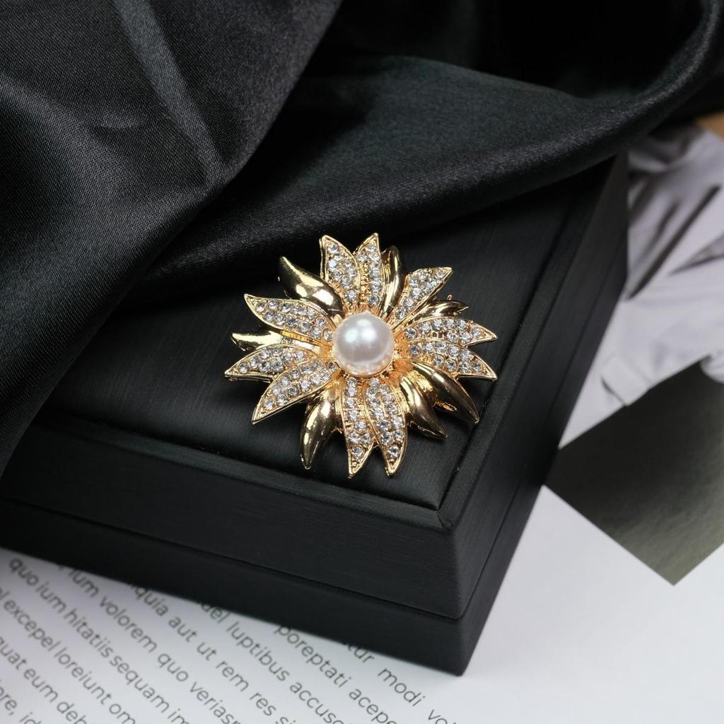 Elegant Versatile Light Luxury Corsage Brooch with Niche Design - Anti-Exposure Pin