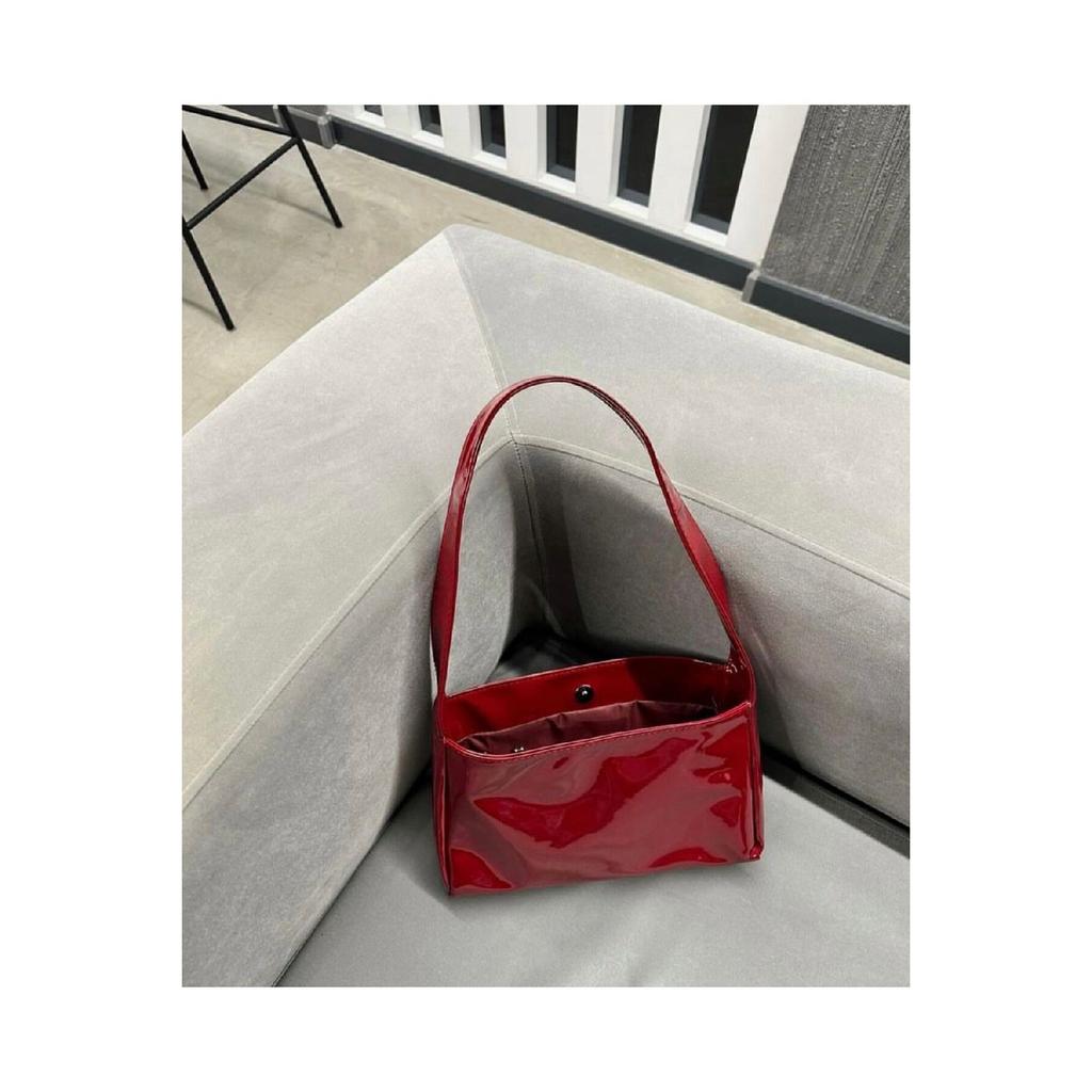 Dámská taška přes rameno z lakované kůže Mila Model z lesklé umělé kůže