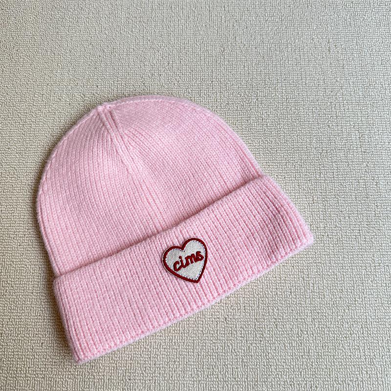Modische Englische Buchstaben Liebe Stoffetikett Wollmütze Lässig Einfarbige Aufgeschlagene Kante Gehörschutz Strickmütze Arktischer Samt Warme Mütze