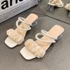 2025 Sommer neue coole Hausschuhe Damen mittlerer Absatz dicker Absatz Französisch vielseitig Oberbekleidung Feenwind Perle zwei Tragearten Sandalen