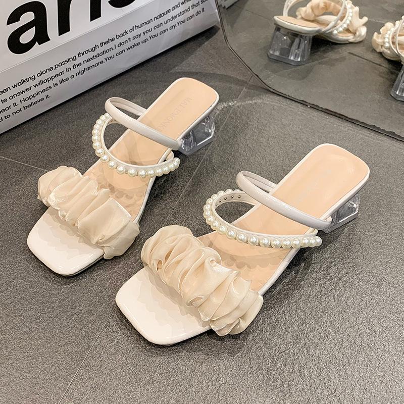 2025 Sommer neue coole Hausschuhe Damen mittlerer Absatz dicker Absatz Französisch vielseitig Oberbekleidung Feenwind Perle zwei Tragearten Sandalen