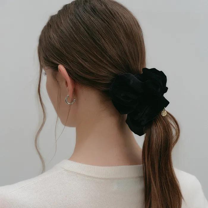 Daphne Velvet Hair Scrunchie_Black