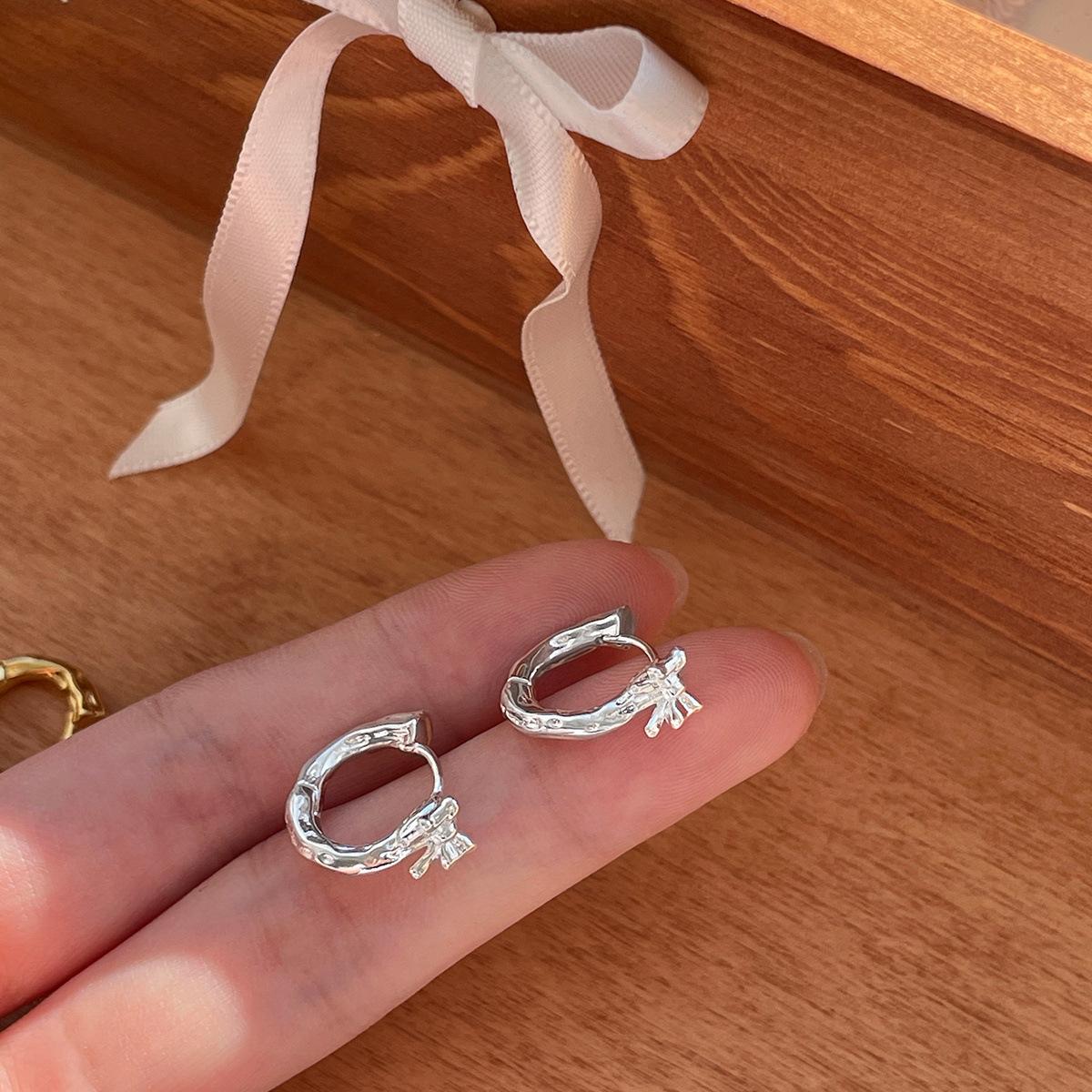 

Изысканные и милые серьги-бантики, женские простые модные серьги высокого класса с серебряной иглой, простые кольца с пряжкой, весенние новые серьги 925 silver needle