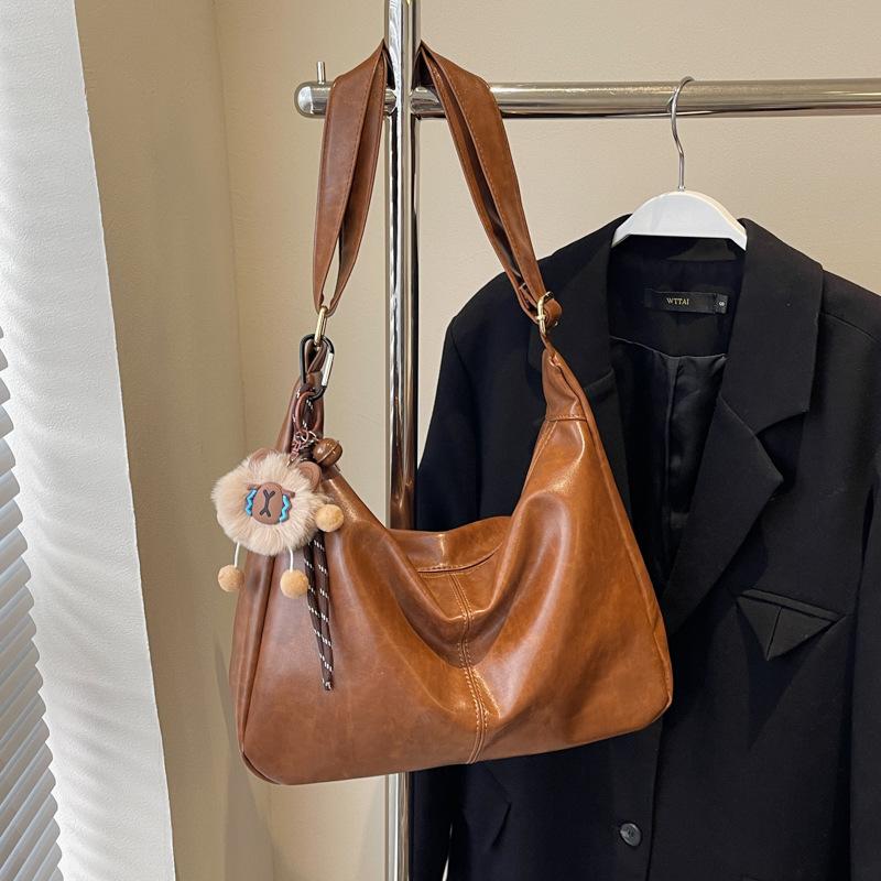 Large capacity bag women's autumn and winter new versatile shoulder messenger bag casual retro commuter dumpling bag