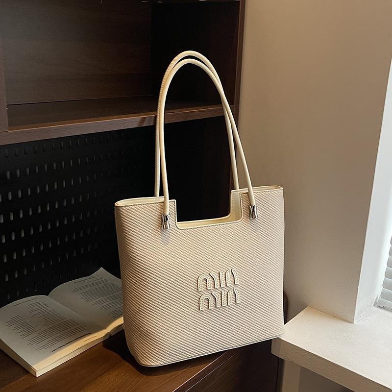 

Underarm bag women s trend large-capacity shoulder bag spring and summer new niche fashion simple tote bag