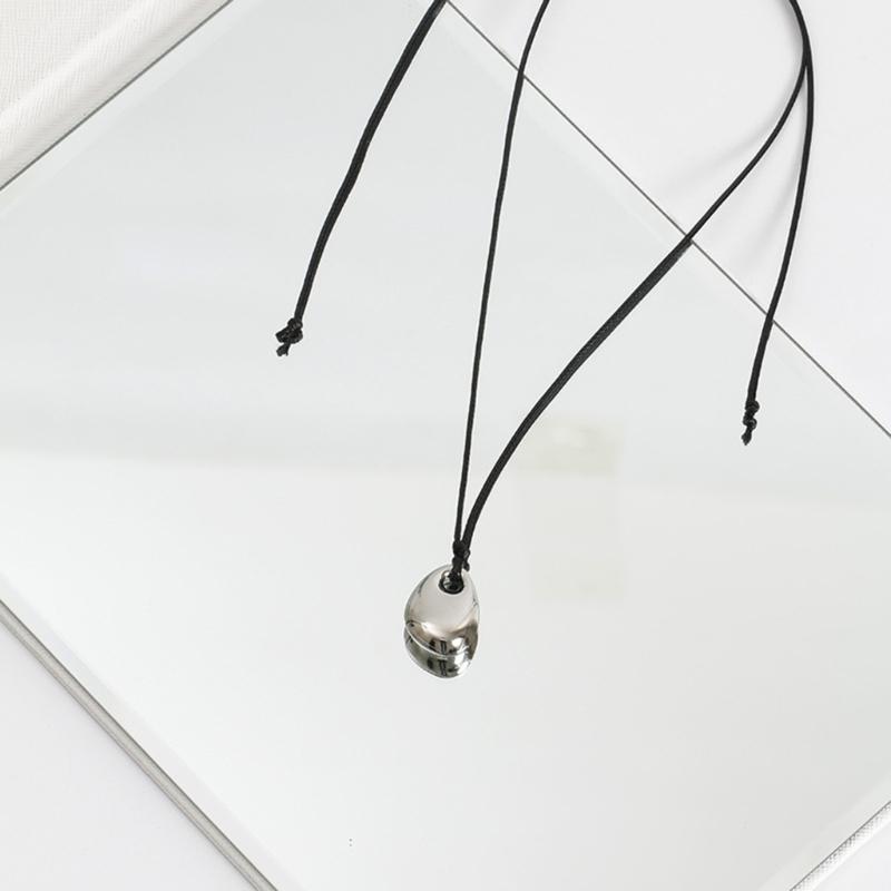 Stilvolle schwarze PU-Lederkordel-Halskette, schicker Bohnenanhänger, Schlüsselbeinkette, verstellbarer geometrischer Anhänger, Halskette, Accessoire