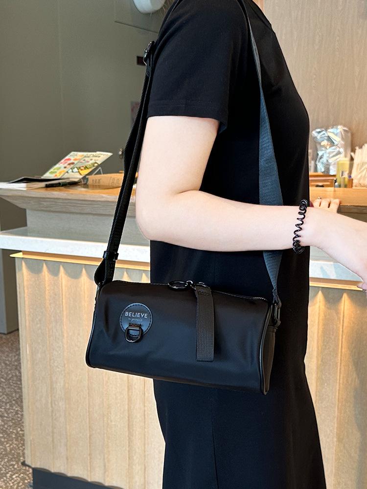 

2025 Women s Waterproof Oxford Crossbody Bag - Versatile, Fashionable, Simple Commuter Shoulder Bag чорний