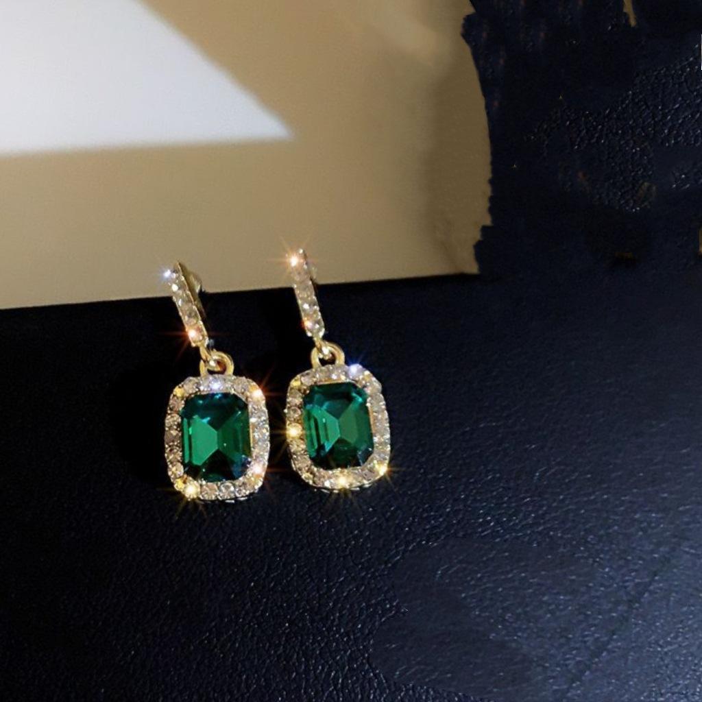 Luxury emerald gem earrings are fashionable and popular, personalized design sense, square earrings, gentle temperament and retro.
