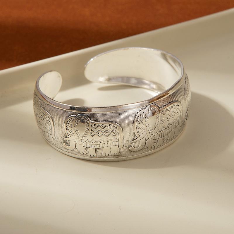 Retro Ethnisch Geschnitzt Breitband Imitation Miao Silber Armreif – Antikes Chinesisches Handgefertigtes Armband für Frauen
