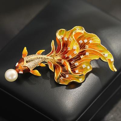 Broche de pez dorado de lujo ligero de alta gama, nicho de lujo, pedrería, carpa koi, ramillete de alta gama, accesorios de abrigo con temperamento elegante