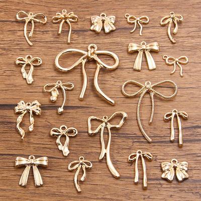 13 Elegantes Dijes de Aleación Dorada KC con Forma de Lazo: Accesorios de Joyería Lindos, Huecos y de Moda