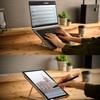 Der tragbare Desktop-Ständer aus Kunststoff ist faltbar und höhenverstellbar. Es ergonomisch und für Bücher und Laptops geeignet.. es ist