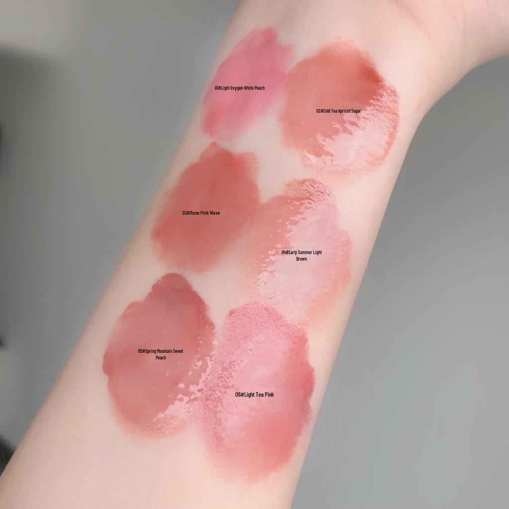 Gegebear Water Gloss: Moisturizing, Long-Lasting, Transfer-Resistant Lip Shine.