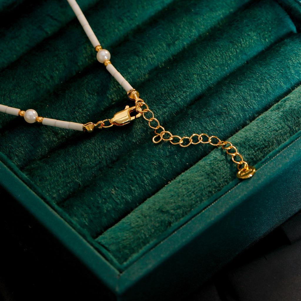 Designer-High-End-Halskette mit Naturstein-Spleißung, personalisierte Schlüsselbeinkette, beliebtes Stück, Halskette, die weißes Temperament zeigt