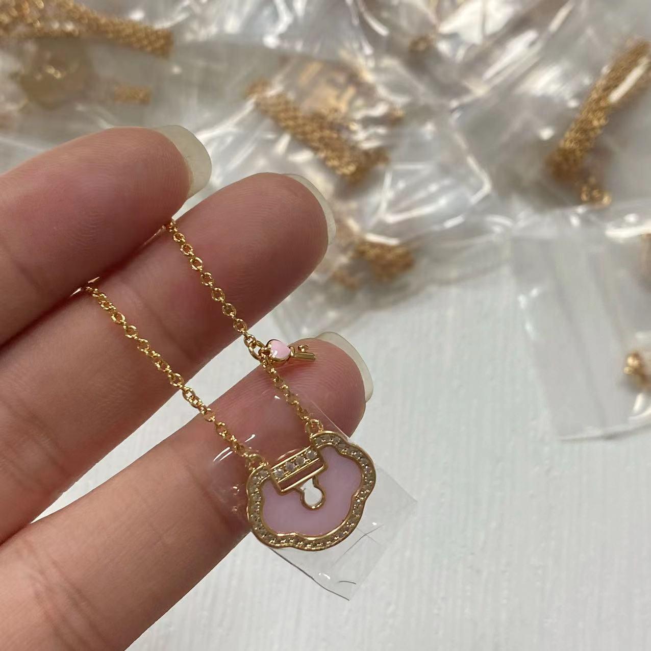 

Ожерелье из стерлингового серебра 925 пробы с красным агатом, кулоном-замком Жуи с покрытием из розового золота 18 карат и цепочкой для ключицы Rose Gold белый