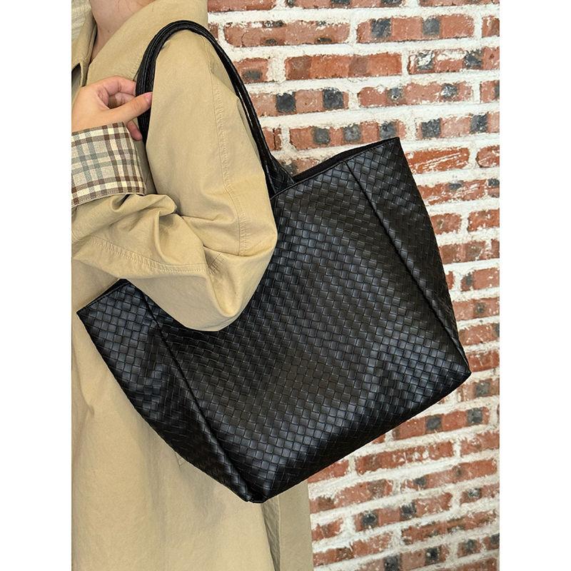 New Large-capacity Soft Leather Woven Bag Korean High-end Niche Shoulder Bag Commuter Tote Bag