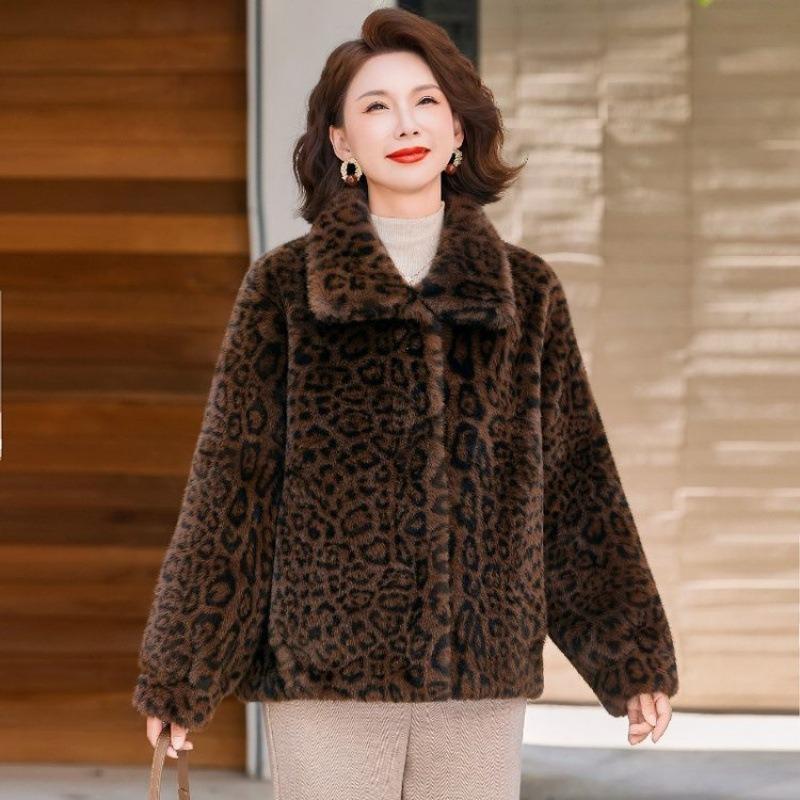 Women's fur integrated thickened leopard print loose middle-aged and old women's autumn and winter new short coat to keep warm