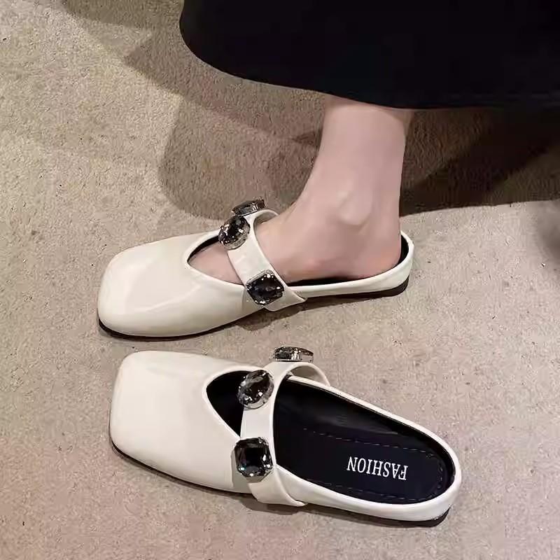 Baotou poloviční pantofle dámské venkovní francouzské s plochou podrážkou jemné večerní sandály léto 2025 nové sandály Muller boty