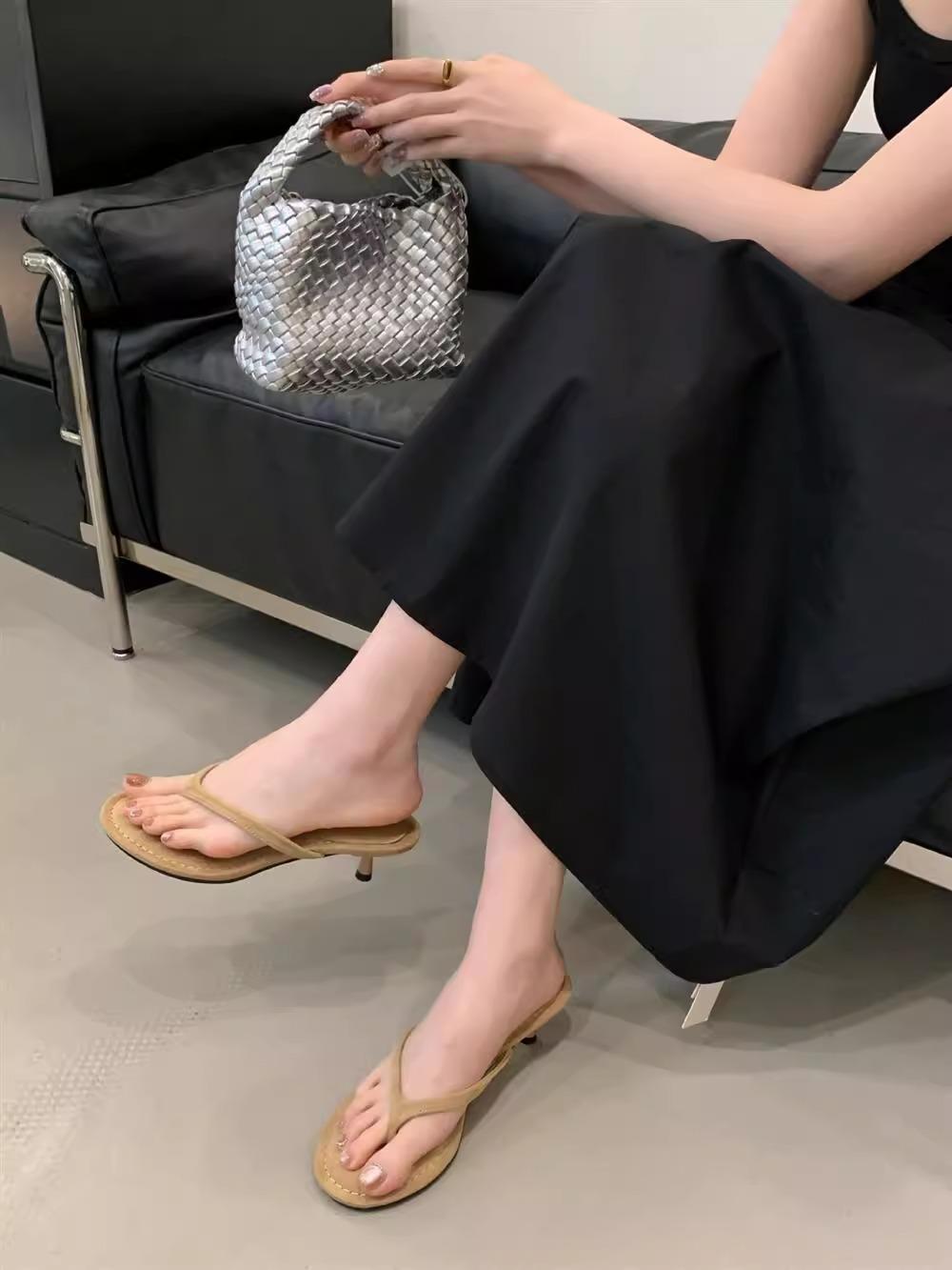 

2025 новый летний ретро дизайн тонкий каблук универсальный темперамент нежный вечерний бриз высокий каблук елочка крутые шлепанцы 40