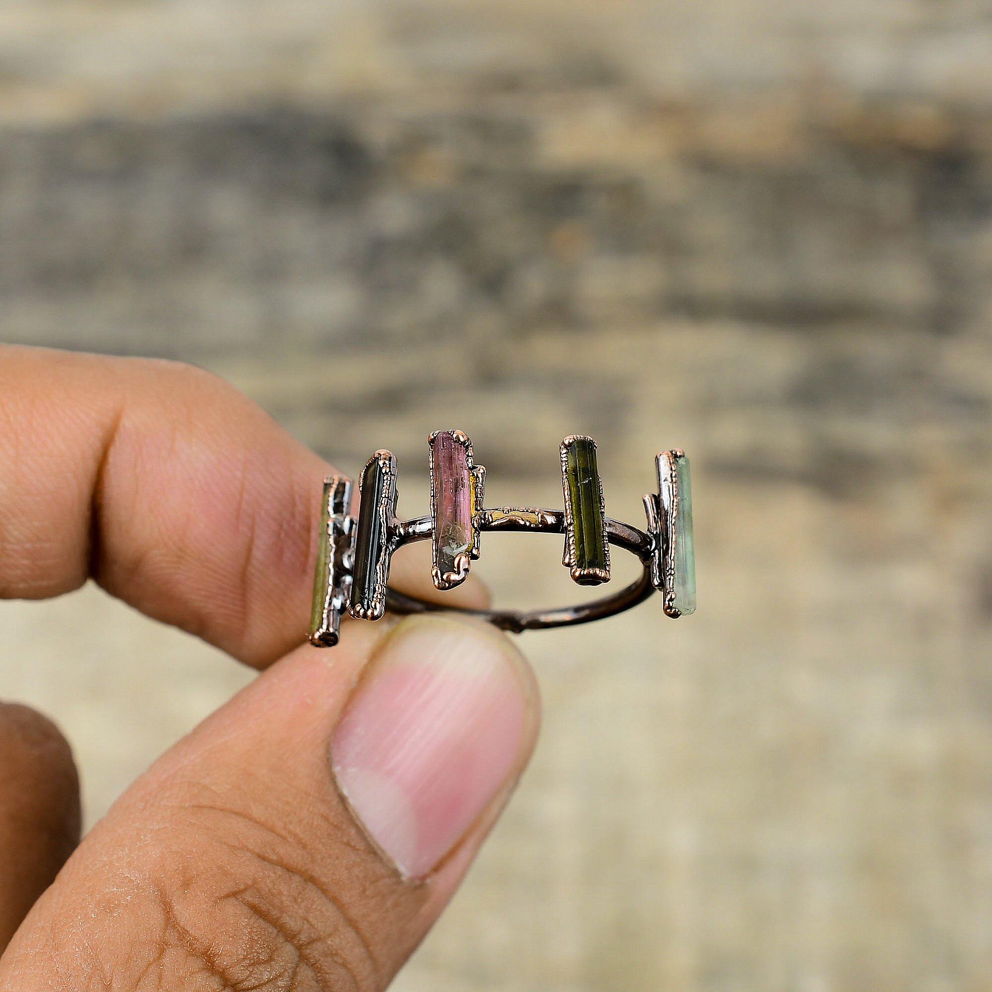 

Кольцо с необработанным мульти-турмалином, гальванопластическое медное кольцо, кольца ручной работы в стиле бохо, гальванопластические украшения с драгоценными камнями, подарок для мамы, доступно в размере кольца Adjustable