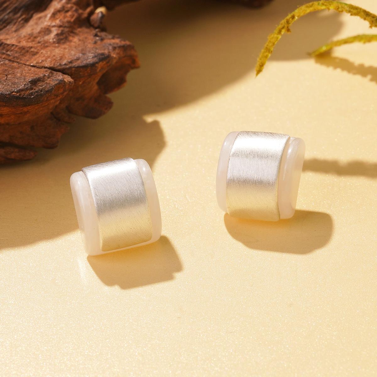 Simple champagne pearl high-end square stud earrings temperament small sugar cube earrings silver needle light luxury earrings spring and summer