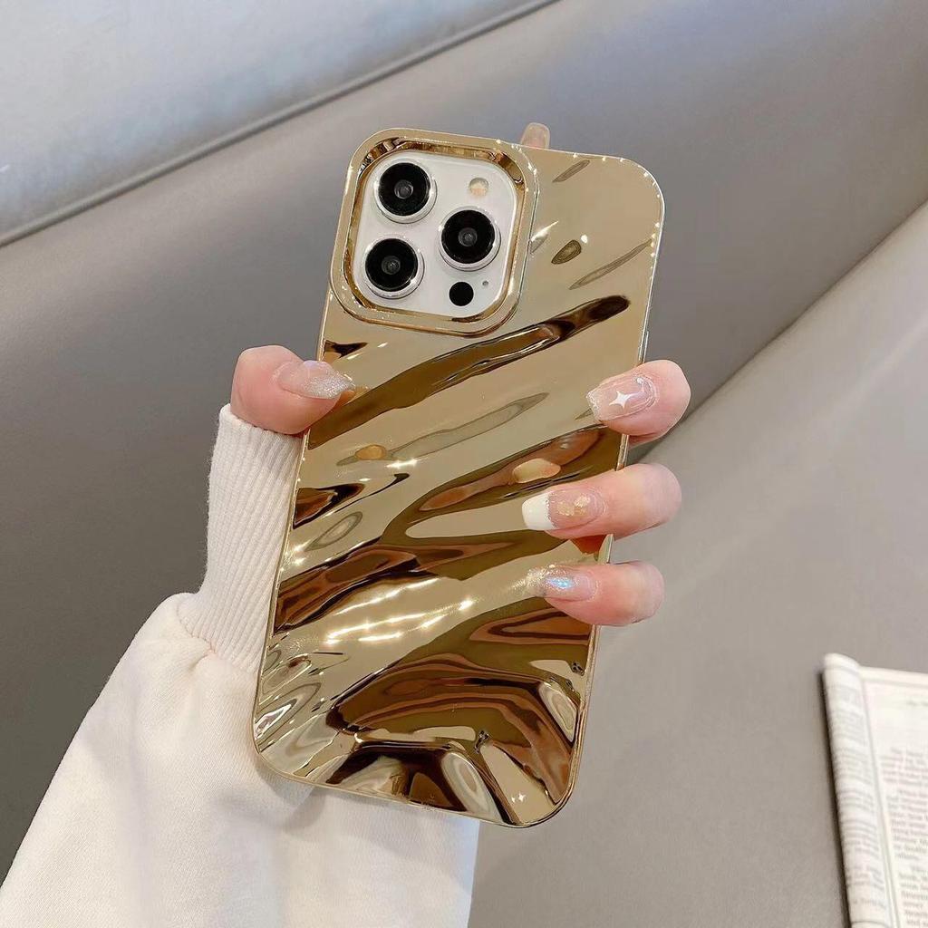 Apple 13/14/15/16e için Simli Pileli Dalgalı Kabuk Darbeye Dayanıklı Telefon Kılıfı - Altın Sprey Boya Su Dalgalanması Tasarımı, Cilt Dostu