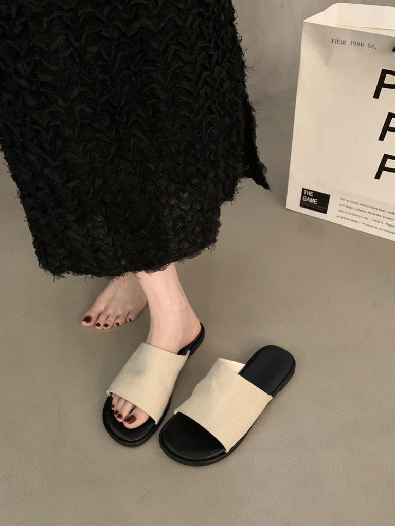 French flat-bottomed retro casual one-word slippers for women's summer wear 2025 new seaside vacation beach cool slippers