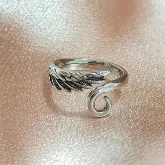 8 Pcs/Set Crochet Thread Ring Adjustable Animal Rings Braided Knitting Ring Holloween Ring Yarn Tension Rings for Crocheting Knitting Accessories