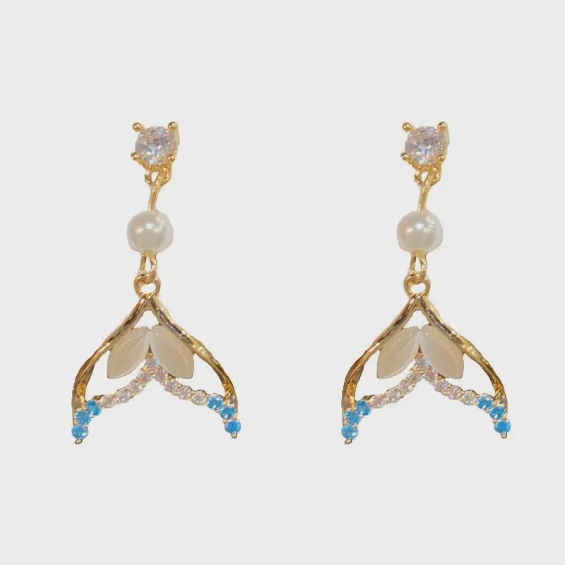 

Серьги «рыбий хвост» с французским цирконием и жемчугом — шикарные минималистичные серебряные украшения с эксклюзивным дизайном