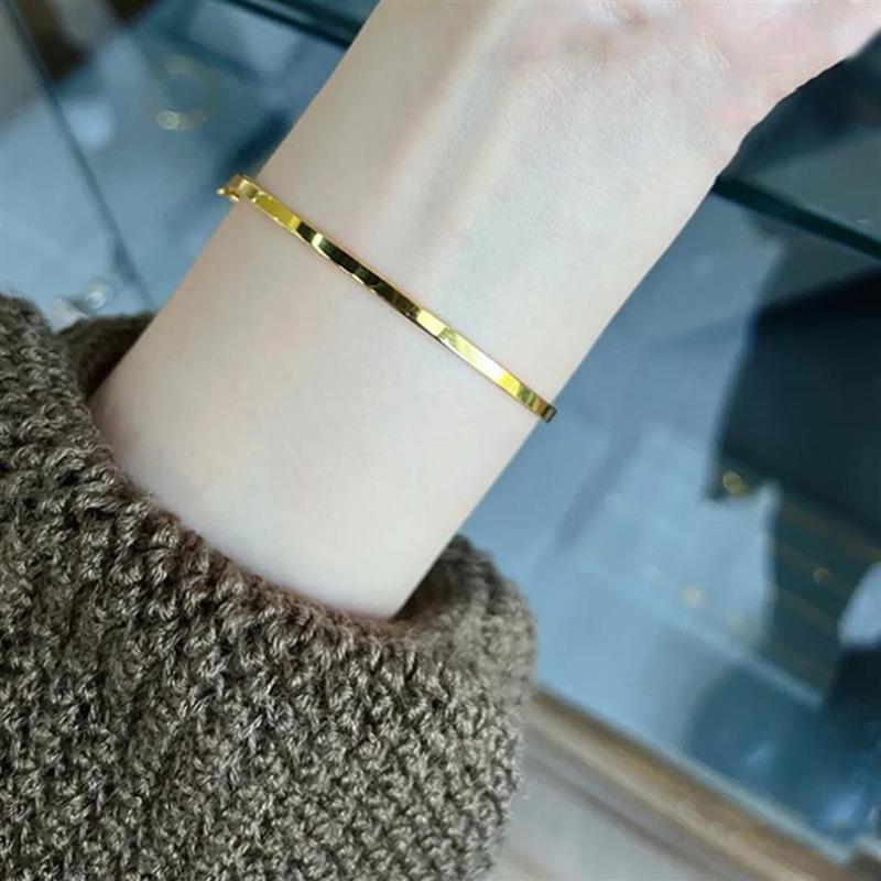 Luxury-Style Super Glittering Golden Shimmering Heritage Bracelet for Women - Simple Design with High-Quality Bracelet