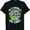 In een Wereld Waar Je Alles Kunt Zijn Wees Vriendelijk T-shirt(8)