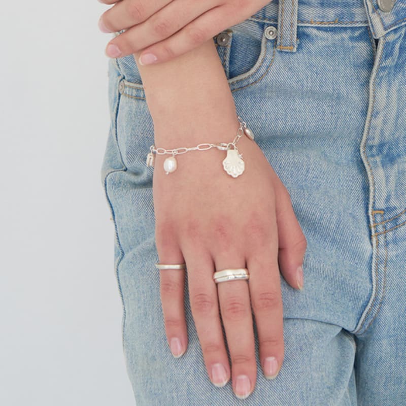 STILL INSTANT Shell Story Charm Bracelet