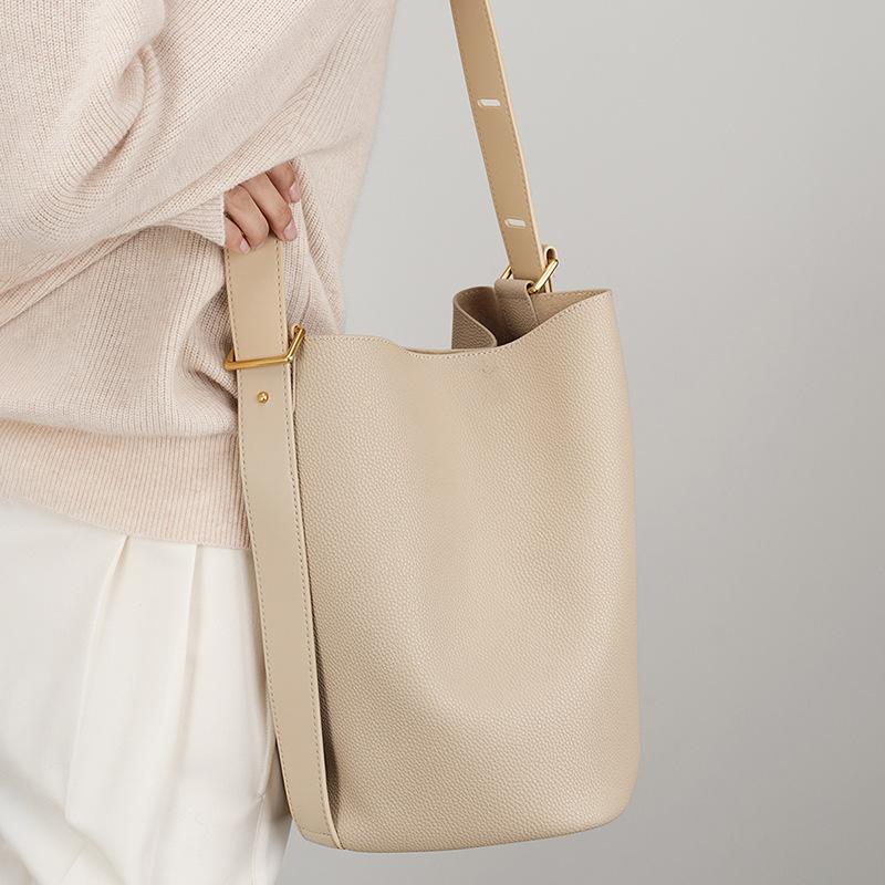 

Ленивый ветер кожаная сумка-ведро большая вместимость сумка-тоут 2025 новый нишевый коровья кожа для поездок на работу мессенджер на плечо женская сумка