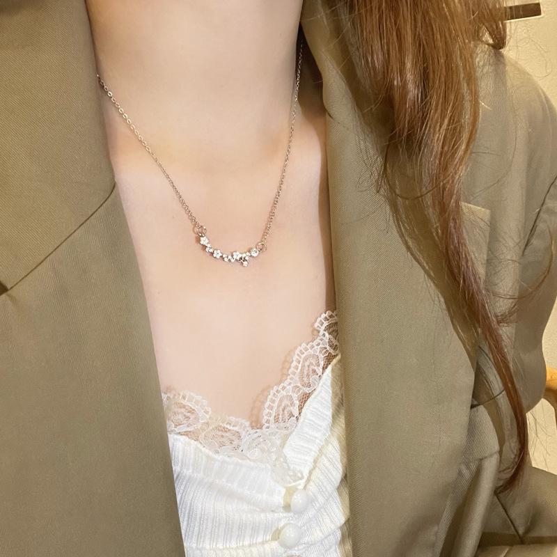 Autumn and winter versatile collarbone chain star necklace female niche design collarbone simple cold accessories simple necklace