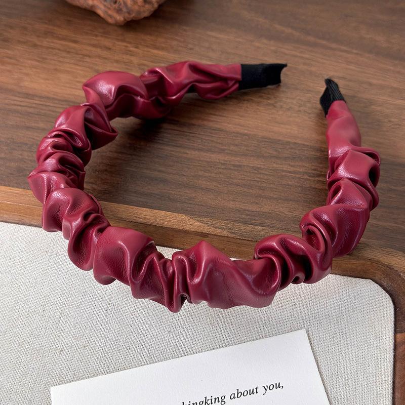 

Новая Ретро Красная Кожа Широкая Повязка на Голову с Губкой Жемчужная Повязка для Волос для Женщин Модная Темпераментная Заколка для Волос Женские Аксессуары для Волос для Вечеринок