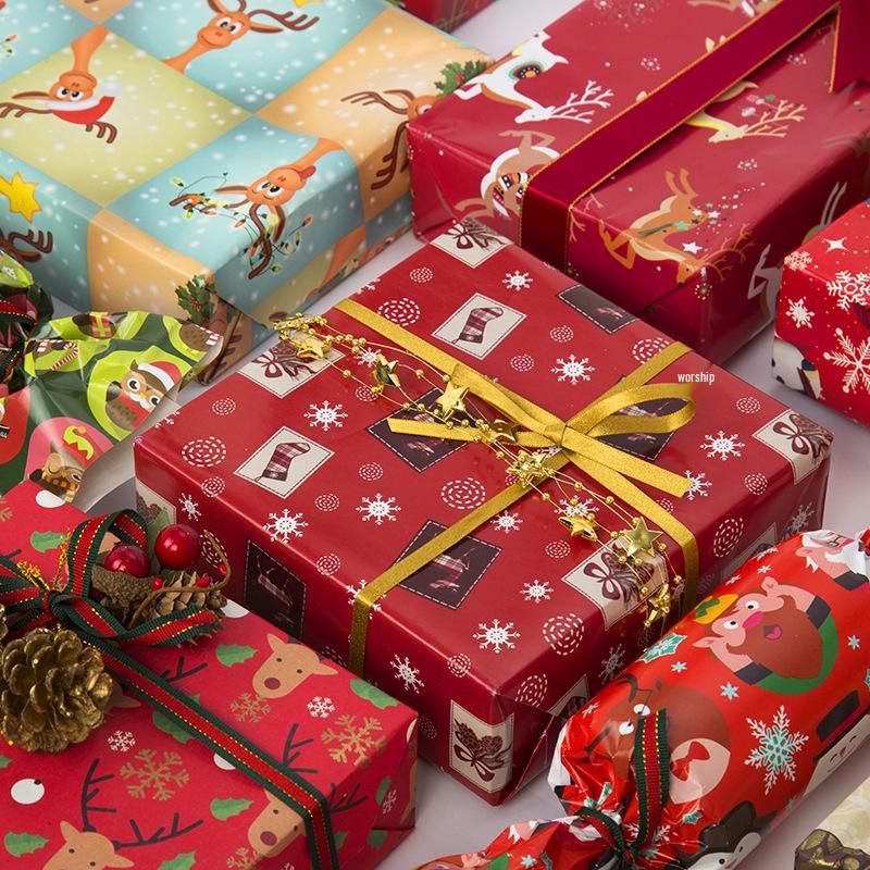 Feestelijk Cadeaupapier Set: Cartoon Kerst & Nieuwjaar Ontwerp met Tissuepapier