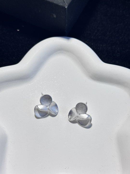 

New Korean version of fashionable simple temperament versatile three-dimensional brushed matte petal ear hook fresh and fashionable ear jewelry